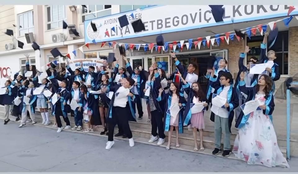 Aliya İzetbegoviç İlkokulu’nda 8. mezuniyet coşkusunu yaşandı