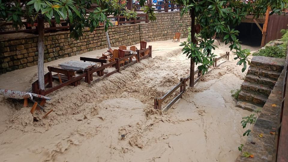 YAĞIŞLA BİRLİKTE  DERE TAŞTI, ÇAY BAHÇESİ SU İÇİNDE KALDI