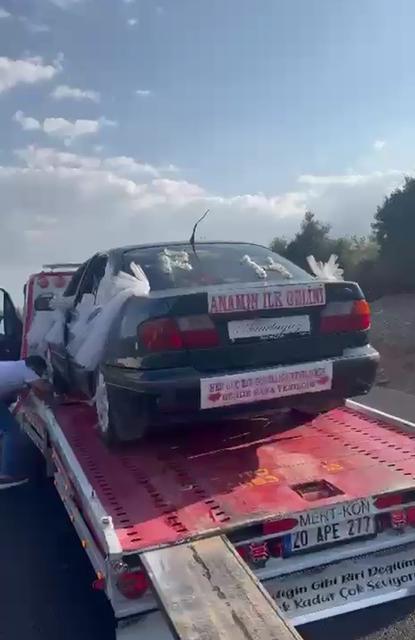 Bozulan gelin arabası yoluna çekicinin üzerinde devam etti