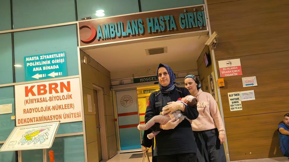 Kanepeden düşen 2 aylık bebek beyin kanaması geçirdi