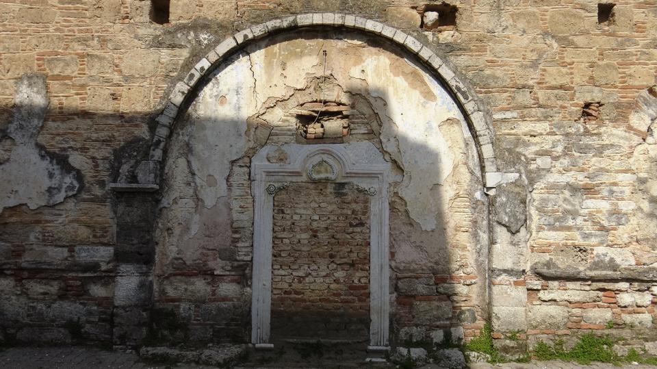 AYDIN'IN 166 YILLIK BAŞMELEK KİLİSESİ KURTARILMAYI BEKLİYOR