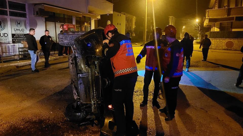 Gaz pedalı takılı kalan otomobil betona çarparak yan yattı