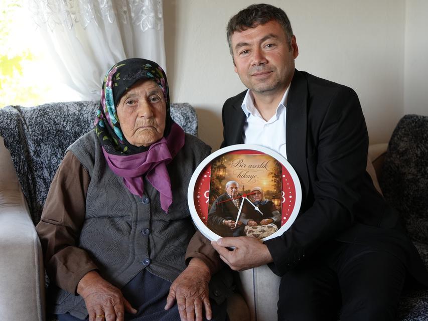 100 YAŞINA GİREN ATİYE NİNEYE, DAVULLU ZURNALI DOĞUMGÜNÜ KUTLAMASI