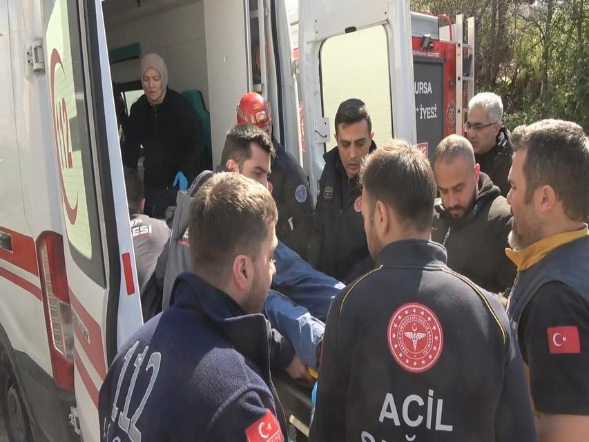 EVİN BAHÇESİNE UÇTU, DİK KALAN OTOMOBİLİNDE CAN PAZARI YAŞADI BAHÇEDE DİK KALAN OTOMOBİLDE SIKIŞAN ADAM İTFAİYE EKİPLERİNCE KURTARILDI