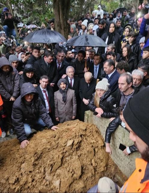 Ferdi Tayfur’un kabrini Bahçeli yaptırdı