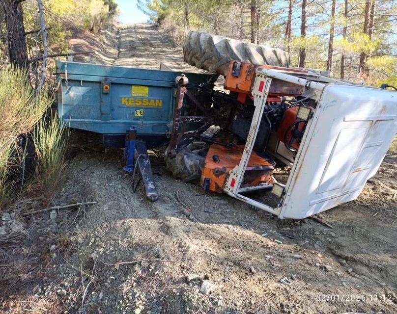 Kontrolden çıkan traktör devrildi