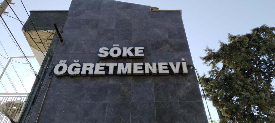 Yıkılan Öğretmen Evinin İsmi Duvarlarda Kalınca Kafa Karıştırdı