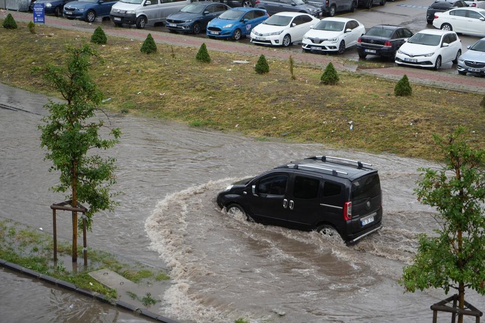 Yağış trafiği felç etti