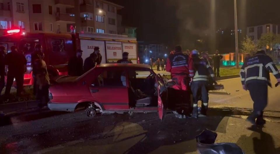 Kontrolden çıkan otomobil elektrik direğine çarptı