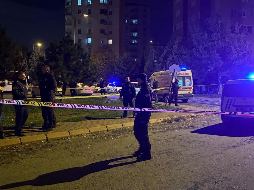 Konuşmak için çağırdığı eşini sokak ortasında öldürdü