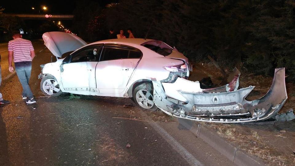 Ağaca çarpan otomobil hurdaya döndü: 1 yaralı