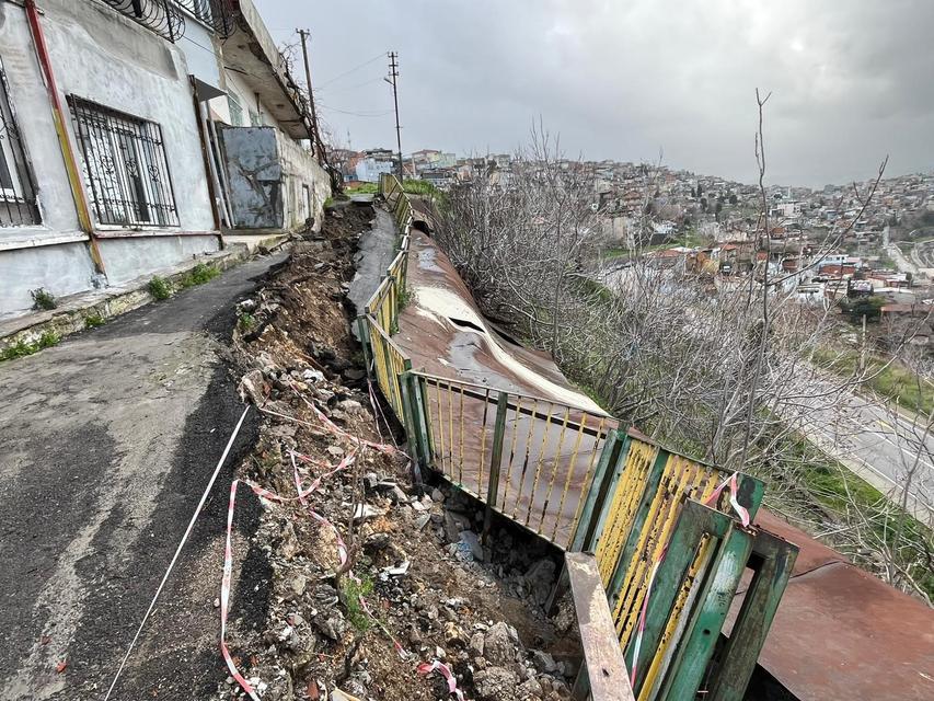 SAĞANAK SONRASI YOL ÇÖKTÜ, MAHALLEYİ ENDİŞE KAPLADI