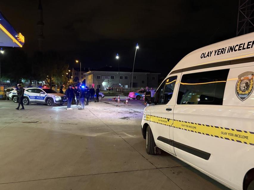 Akaryakıt istasyonunda bıçaklı kavga: 1 ölü, 2 yaralı