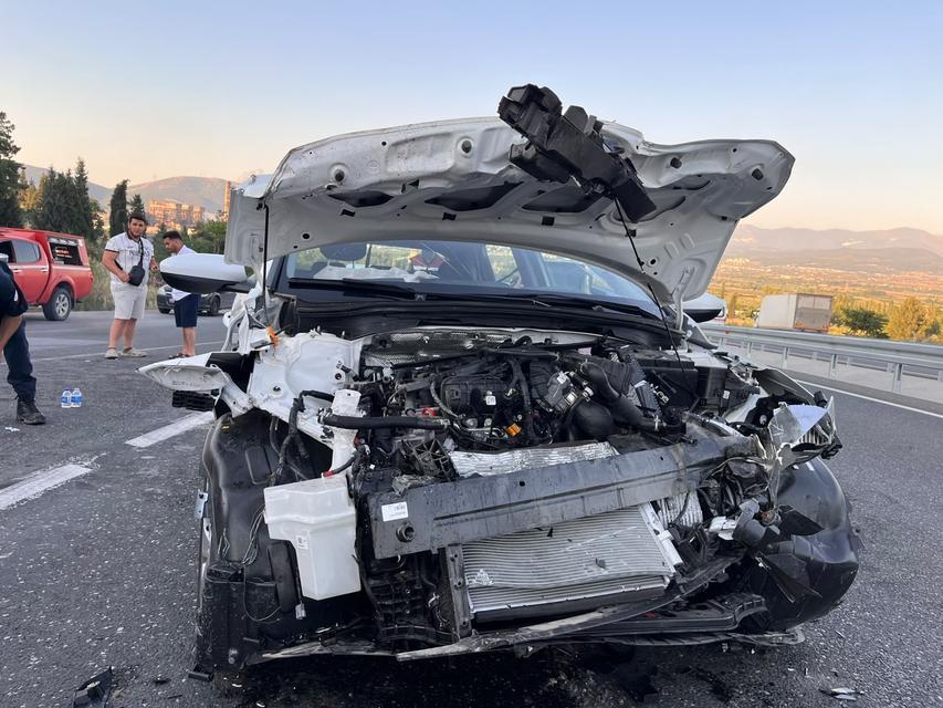 TIRA ARKADAN ÇARPAN OTOMOBİLDEKİ RUS KADIN HAYATINI KAYBETTİ