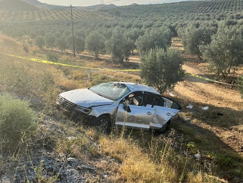 OTOMOBİL ZEYTİN BAHÇESİNE UÇTU: BABA ÖLDÜ, EŞİ VE ÇOCUKLARI YARALANDI