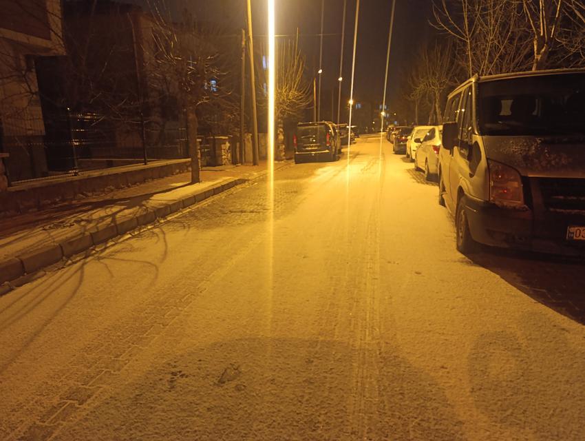 Afyonkarahisar'da beklenen kar yağışı başladı