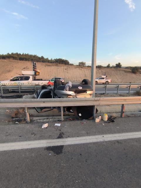 AYDIN-DENİZLİ OTOYOLUNDA OTOMOBİL TAKLA ATIP TERS DÖNDÜ: 3 YARALI