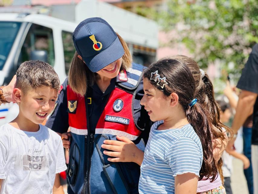 JANDARMA SÜRPRİZLE GELDİ, ÇOCUKLAR SEVİNDİ