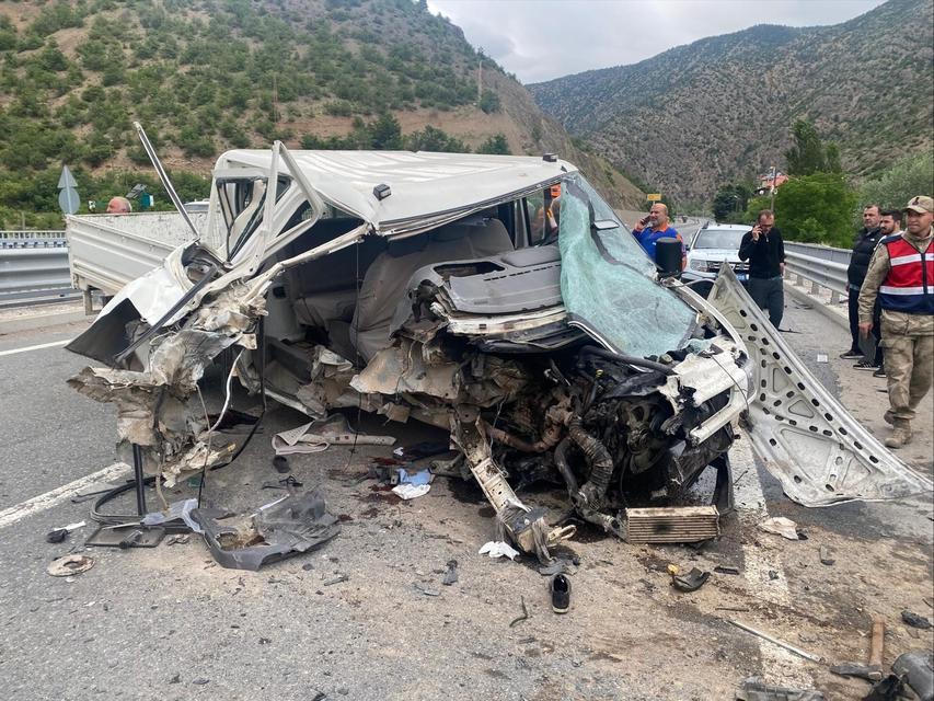 Kamyonet bariyerlere çarptı: 1 ölü, 3 yaralı