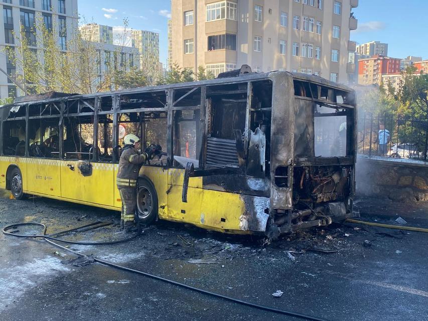 Sarı otobüs alev alev yandı