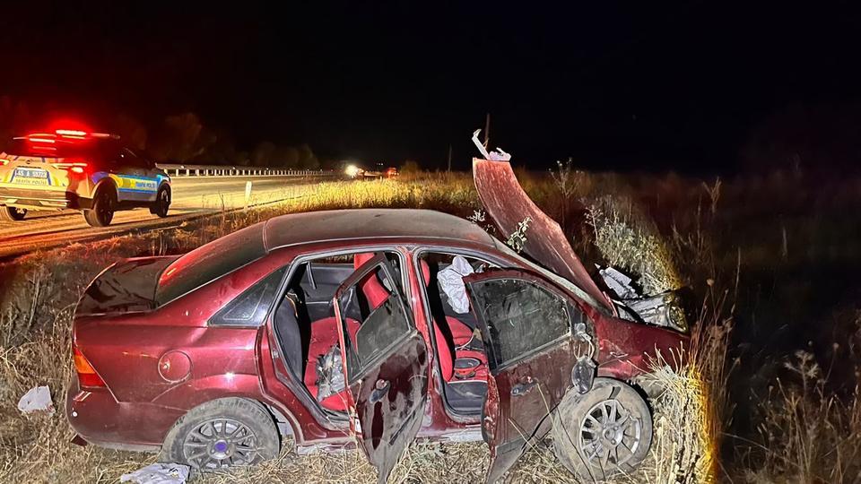 Otomobil yol kenarına savruldu: 2'si ağır, 3 yaralı