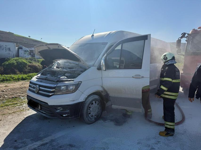 Seyir halindeki minibüste korkutan yangın