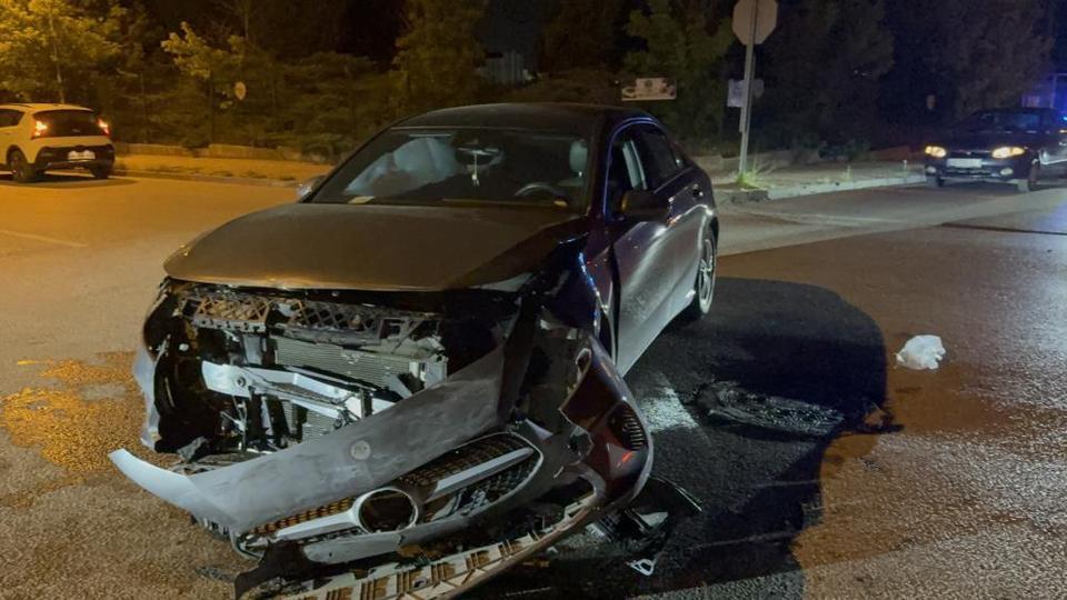 Otomobilin çarptığı işçi servisi yan yattı: 7 yaralı