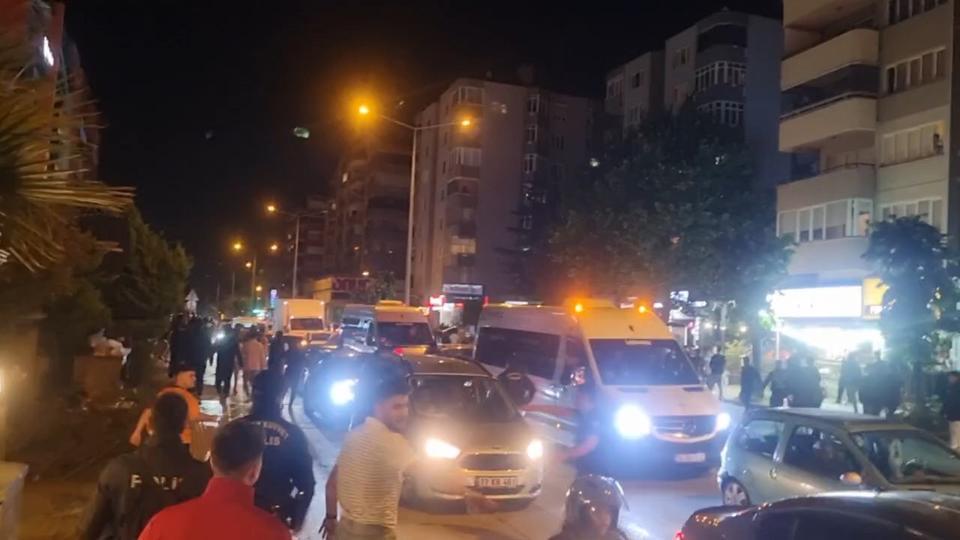 Bursasporlular Galatasaray taraftarlarının üzerine yürüyerek slogan attı
