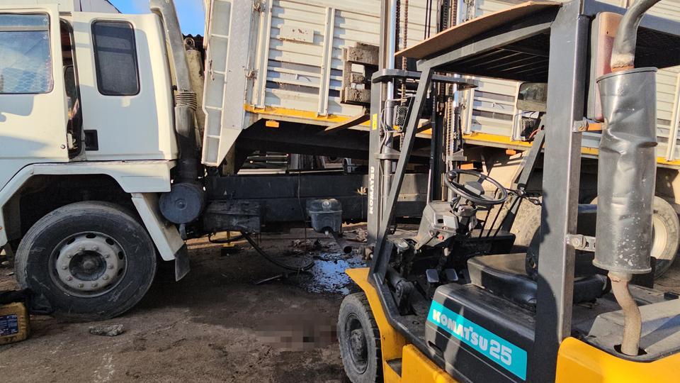 TAMİR ETTİKLERİ KAMYONUN KASASI ÜZERLERİNE DÜŞTÜ: 2 ÖLÜ, 1 YARALI OĞLUNU KURTARAN ADAMA HAYATINI KAYBETTİ