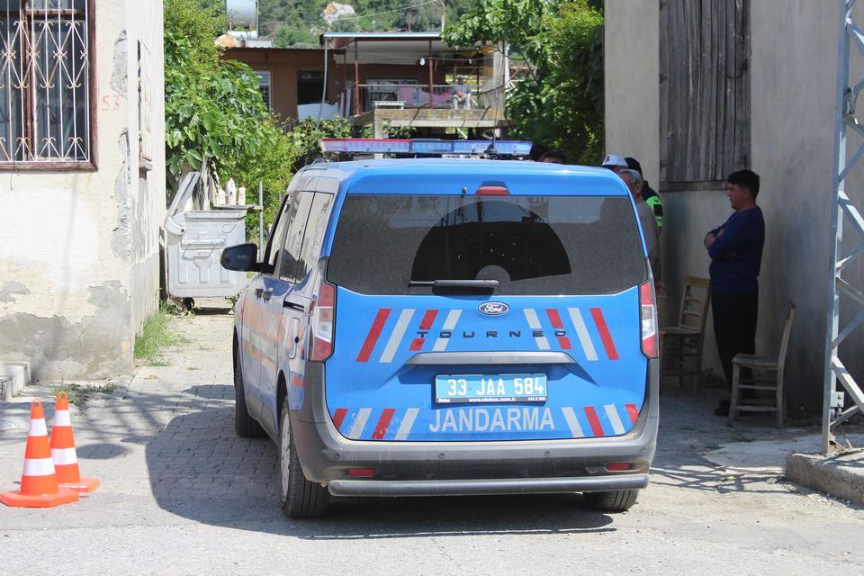 MERSİN'DE KATLİAM YAPAN ZANLININ BULUNDUĞU BÖLGEYE GİDEN YOL KAPATILDI JANDARMA OLAY YERİ İNCELEME EKİPLERİNİN BÖLGEDEKİ ÇALIŞMASI DEVAM EDERKEN YOĞUN GÜVENLİK ÖNLEMİ ALINDI