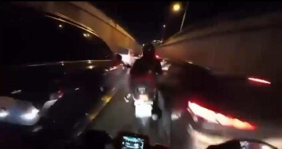 Motosiklet sürücüleri açların arasında sıkıştı