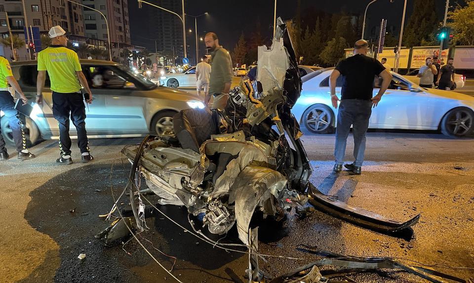 Otomobil ikiye bölündü, 3 kişi yaralandı