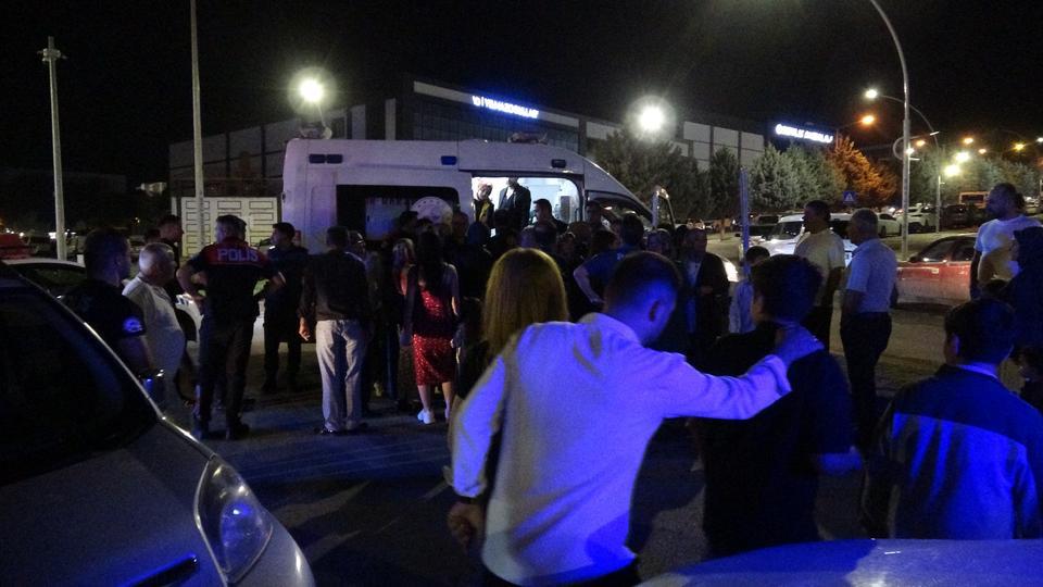 MALATYA'DA HALAYDA "ELİNİ TUTTUN" KAVGASI: 3 YARALI