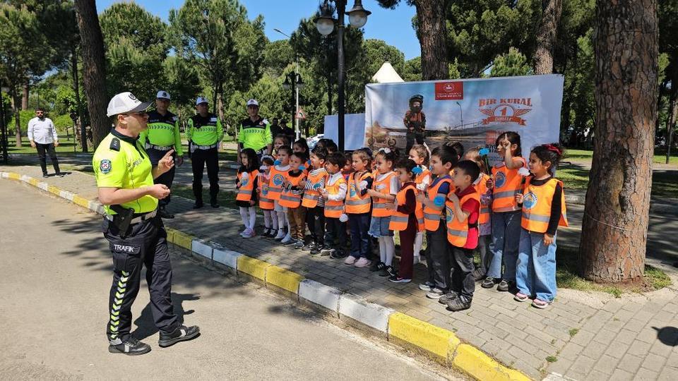 Aydın'ın müdürlerinden öğrencilere trafik eğitimi