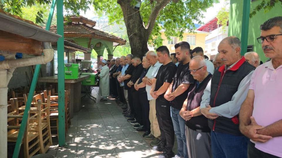 Kocasının öldürdüğü Aslıhan öğretmen ve babası toprağa verildi