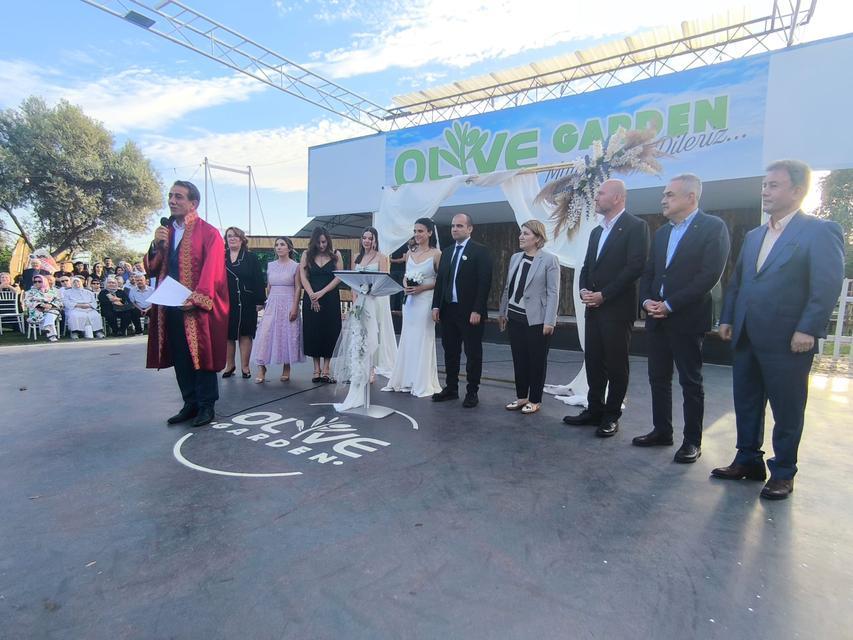 Genç çiftin nikahını Efeler Belediye Başkanı Anıl Yetişkin kıyarken genç çiftin nikah şahitliğini İrem Aydoğmuş, İmge Karayel, Şehnaz Gamze Bakı, Yargıtay Üyesi Mustafa Doğru, Yargıtay Üyesi Hatıran Alper, AK Parti Aydın Milletvekili Mustafa Savaş, Kültür Üniversitesi Eski Rektörü Profesör Hanife Öztürk ve AK Parti İstanbul Milletvekili Süleyman Soylu yaptı.