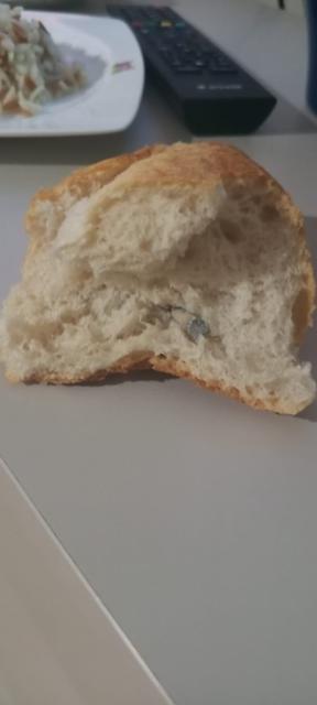 FIRINDAN ALINAN EKMEĞİN İÇİNDEN VİDA ÇIKTI