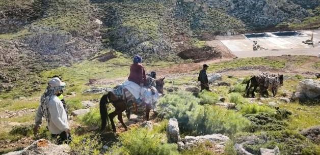 Kalp krizi geçiren kadın, katır sırtında sağlık ekiplerine ulaştırıldı