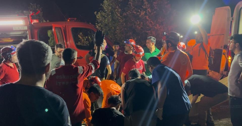 Yangına gönüllü geldiler, uçurumda can verdiler