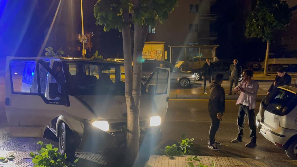 "Dur" ihtarına uymayan araç ağaca çarptı