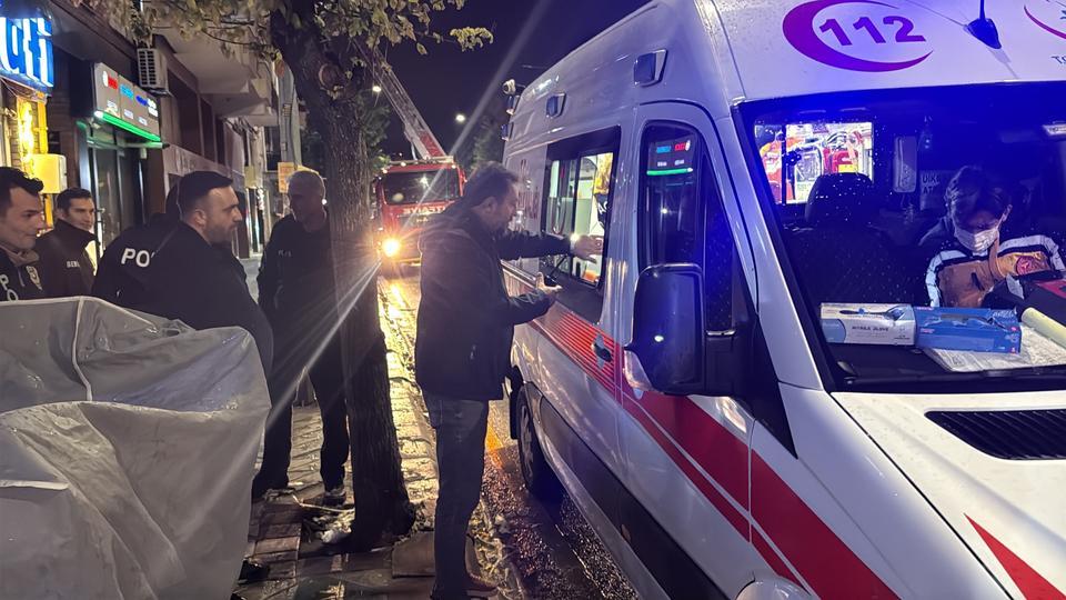 ALKOLLÜ ŞEKİLDE OCAĞA MAKARNA KOYUP UYUYAKALDI, KENDİSİNİ YANGINDAN KURTARAN EKİPLERE "BORCUM NE KADAR?" DİYE SORDU ARKADAŞI İLE KAVGA ETTİKTEN SONRA ALKOL ALAN YAŞLI ŞAHIS ÖLÜMDEN DÖNDÜ