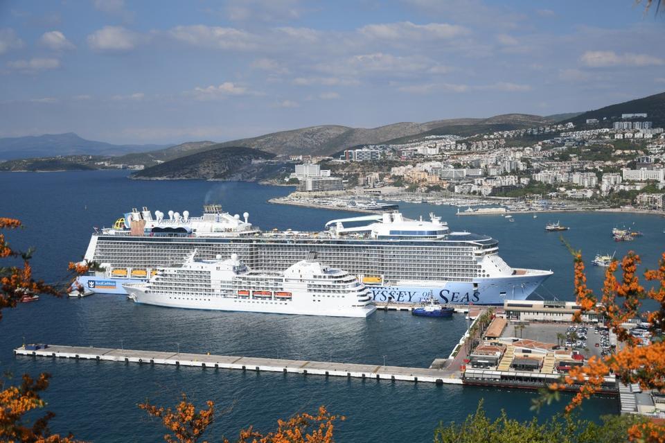 Kuşadası'na 2 kruvaziyerle 4 bin 694 turist geldi