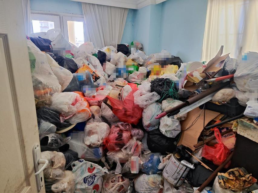 Apartman dairesinden iki kamyon çöp çıktı
