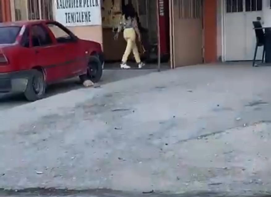 ÇEKİÇLİ KADIN ÖFKESİNİ BÖYLE KUSTU