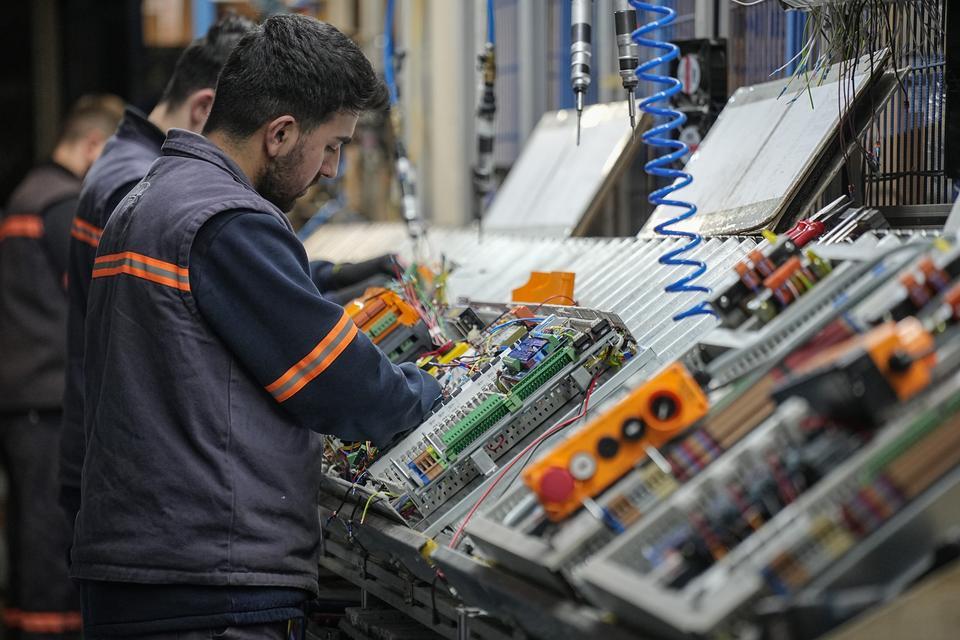 TÜRKİYE, ASANSÖR İHRACATINDA DÜNYADA 5'İNCİ SIRADA YILLAR ÖNCE İTHAL EDİLEN ASANSÖR, ARTIK YÜZDE 100 YERLİLİK ORANIYLA İHRACATTA 5'İNCİ SIRAYA YÜKSELDİ TASFED BAŞKANI CEM BOZDAĞ: "SON 5 YILDA 1 MİLYAR 770 MİLYON DOLARLIK ASANSÖR İHRACATI GERÇEKLEŞTİRMİŞİZ. 5 YILDA YAKLAŞIK 1.2 MİLYAR DOLAR İHRACAT FAZLASI VEREN BİR SEKTÖRÜZ" "ÇOK BASİT KABİN VE KARŞI AĞIRLIĞA TAKILAN BİR PARÇA SAYESİNDE ASANSÖR KAZALARI ÖNLENEBİLİR"