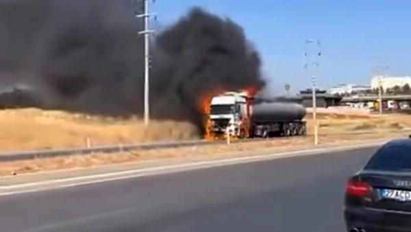 Seyir halindeki tanker alev alev yandı