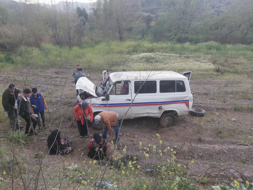 KONTROLDEN ÇIKAN MİNİBÜS ŞARAMPOLE YUVARLANDI