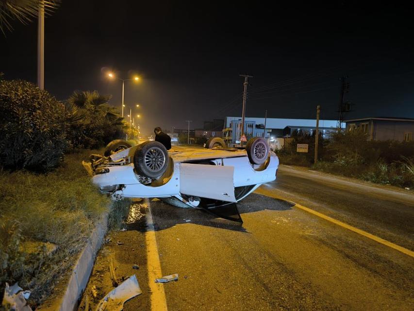 Takla atarak, ters dönen otomobilin sürücüsü yaralandı