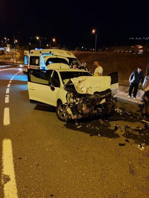 2 araç kafa kafaya çarpıştı; 2 yaralı