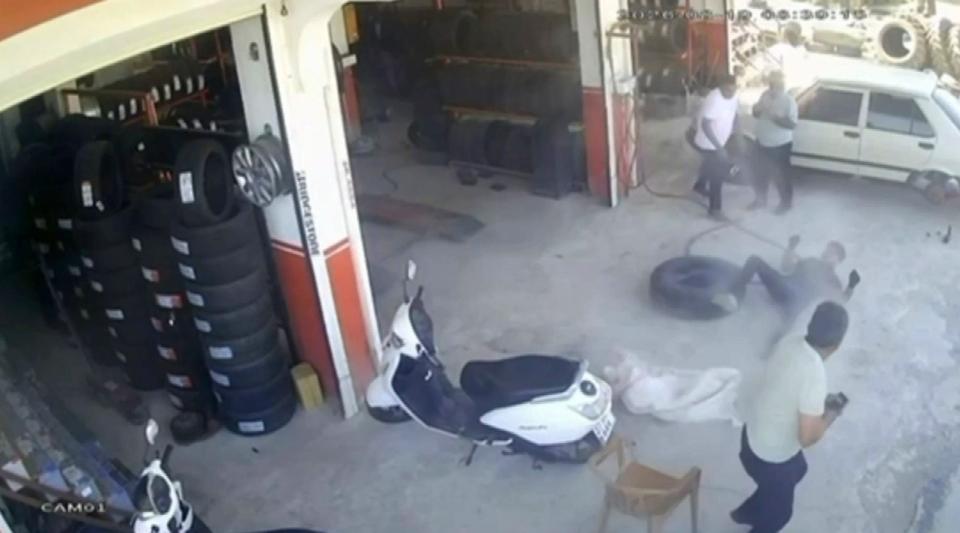 Lastik tamir sırasında bomba gibi patladı